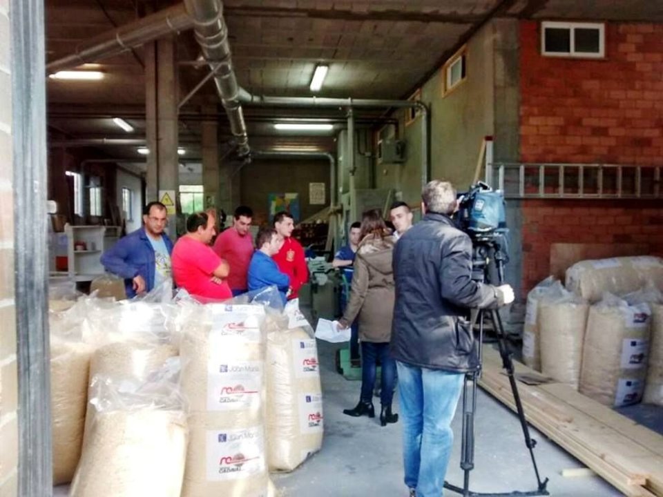 Los usuarios del Juan María envasan los residuos de viruta en bolsas suministradas por la empresa maderera. .