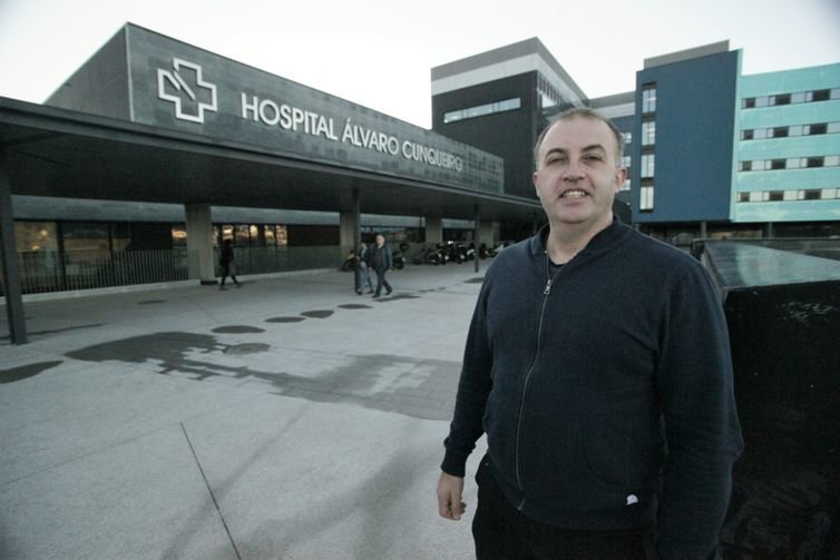 Roberto Agis-Balboa ante la entrada principal del hospital Álvaro Cunqueiro de Vigo.