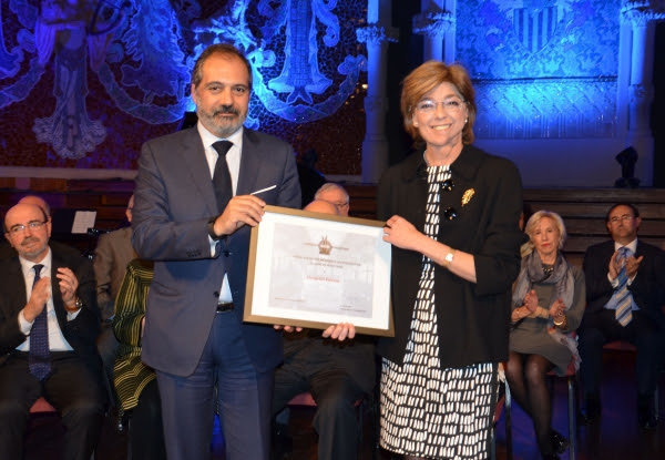 la directora de Calidad y Enfermería, María Antonia Muñoz, recoge el Premio