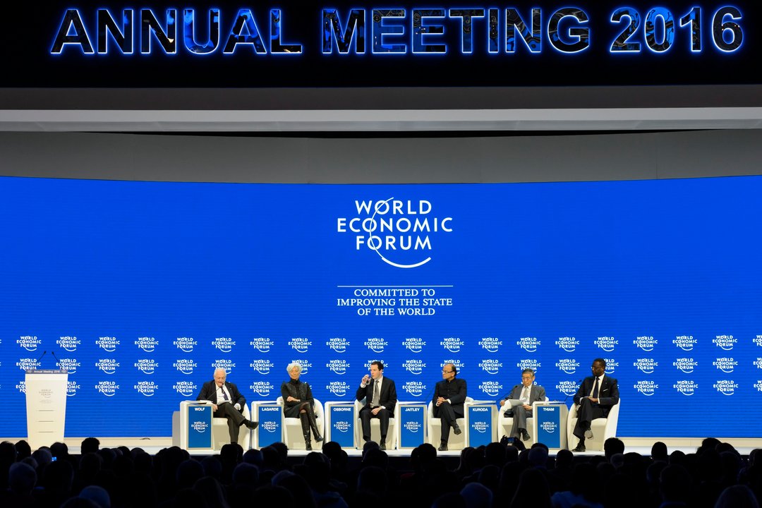 Los participantes en la mesa de debate, durante su intervención en el Foro de Davos.