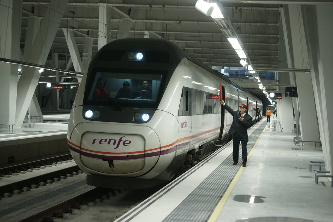 Un tren de la línea del Eje Atlántico Vigo-A Coruña saliendo desde la estación de Urzaiz, que a partir de ahora dispondrá del sistema ERTMS para el AVE.