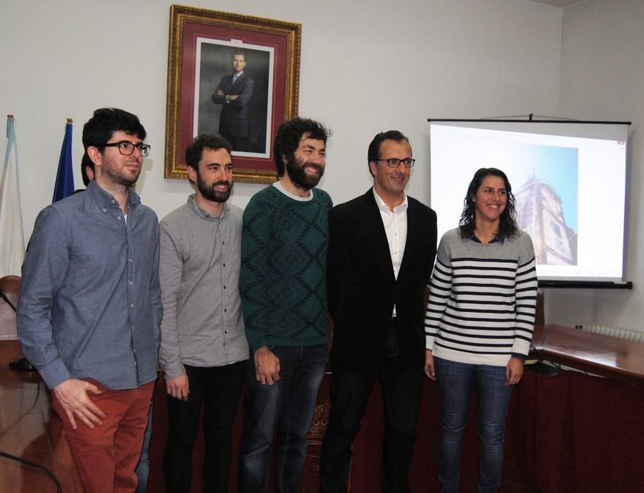 El alcalde y la concejala de Urbanismo, Ana Simons con los autores del proyecto de rehabilitación.