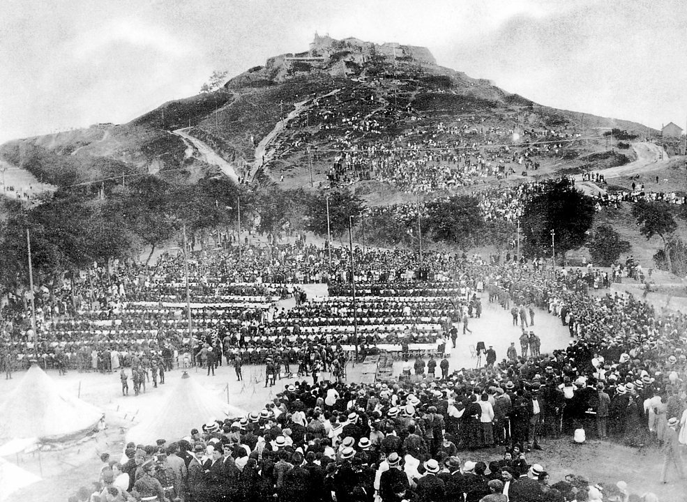 Parada militar del Regimiento Murcia, a los pies del Castro, hacia 1920.