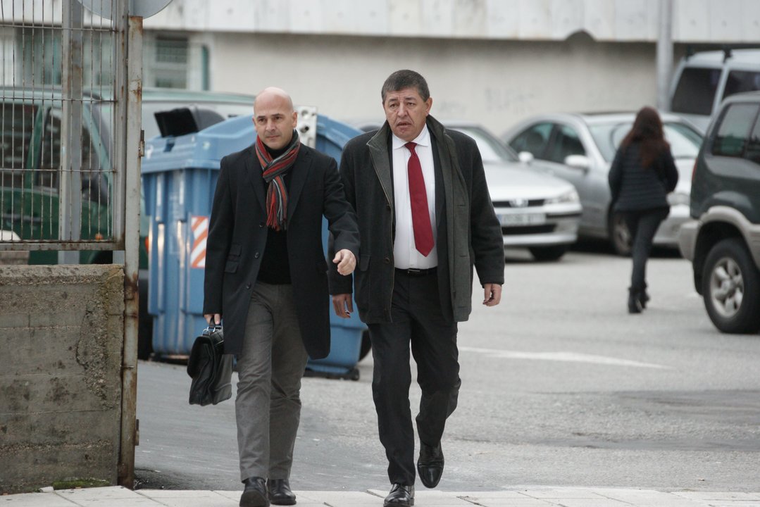 El empresario Alonso Pais (dcha), ayer, a su llegada a los juzgados.