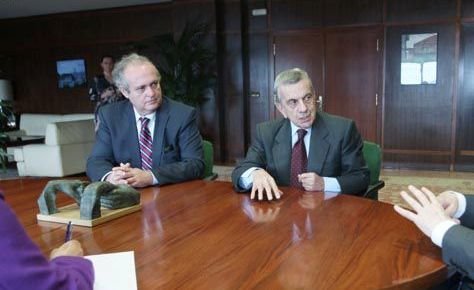 A la derecha, José Luis Freire, presidente de Conxemar, en una reunión.