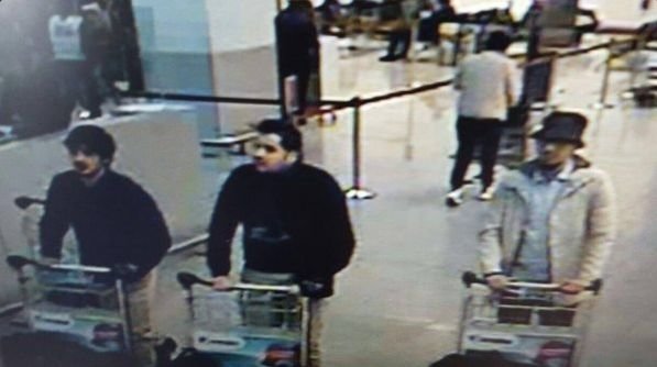 La Policía difunde las imágenes de los sospechosos del atentado en el aeropuerto de Bruselas