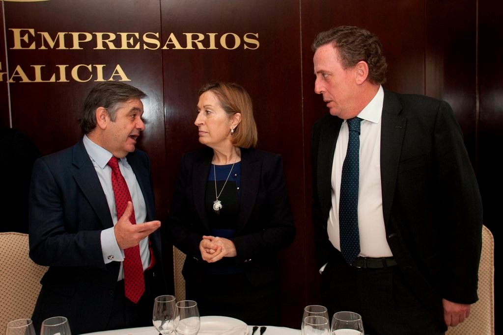La ministra Ana Pastor flanqueada por los empresarios Juan Güell y Javier Garrido.