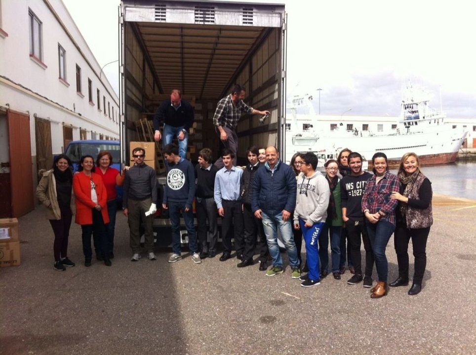 Algunos de los voluntarios que colaboraron ayer en la carga del camión de Seur.