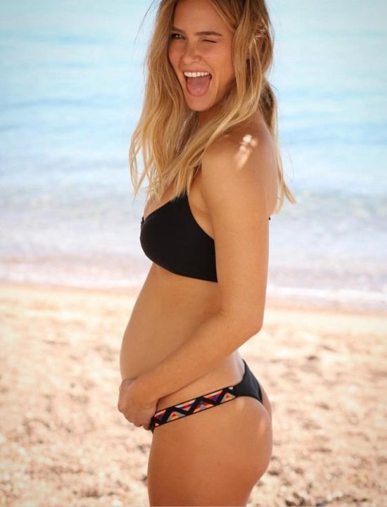 Conveniente Vergonzoso Asado Bar Refaeli, embarazada de 5 meses y con bikini tanga
