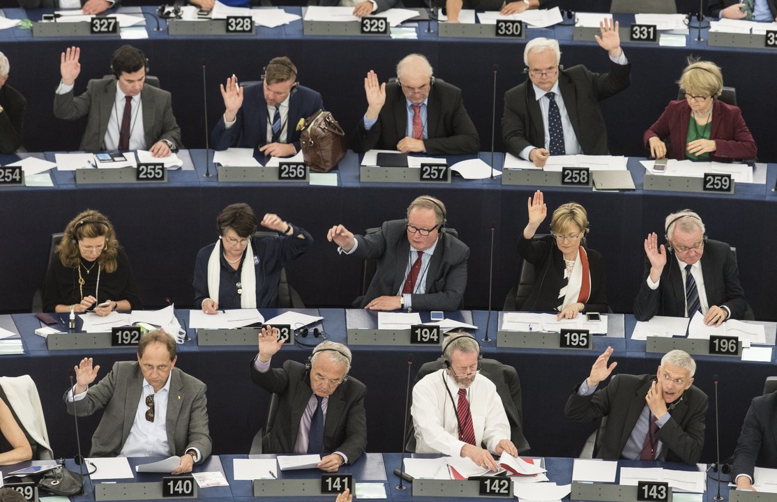Votación de eurodiputados durante el pleno del Parlamento Europeo en Estrasburgo.