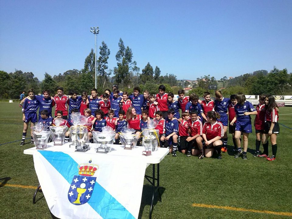 Los jugadores sub-14 de Vigo Rugby y Os Ingleses.