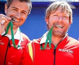 Roberto Rodríguez y Martijn Van Haasteren, con la medalla.