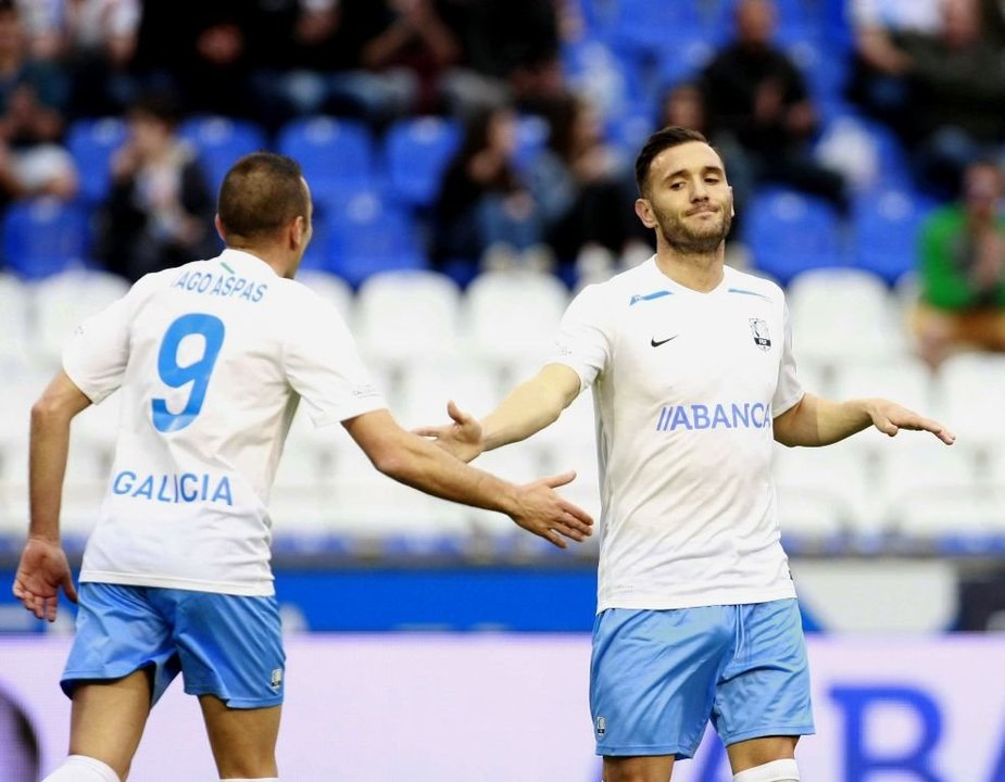 Iago Aspas y Lucas Pérez celebran el gol con el que Galicia abrió el marcador en el partido de ayer contra Venezuela en Riazor.