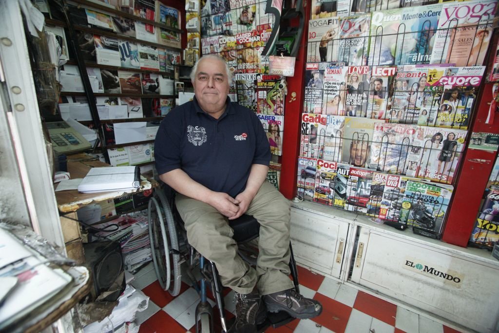 Edelmiro Rodríguez “Miro”, 40 años dedicado a la venta de prensa en su kiosco de la Praza de España