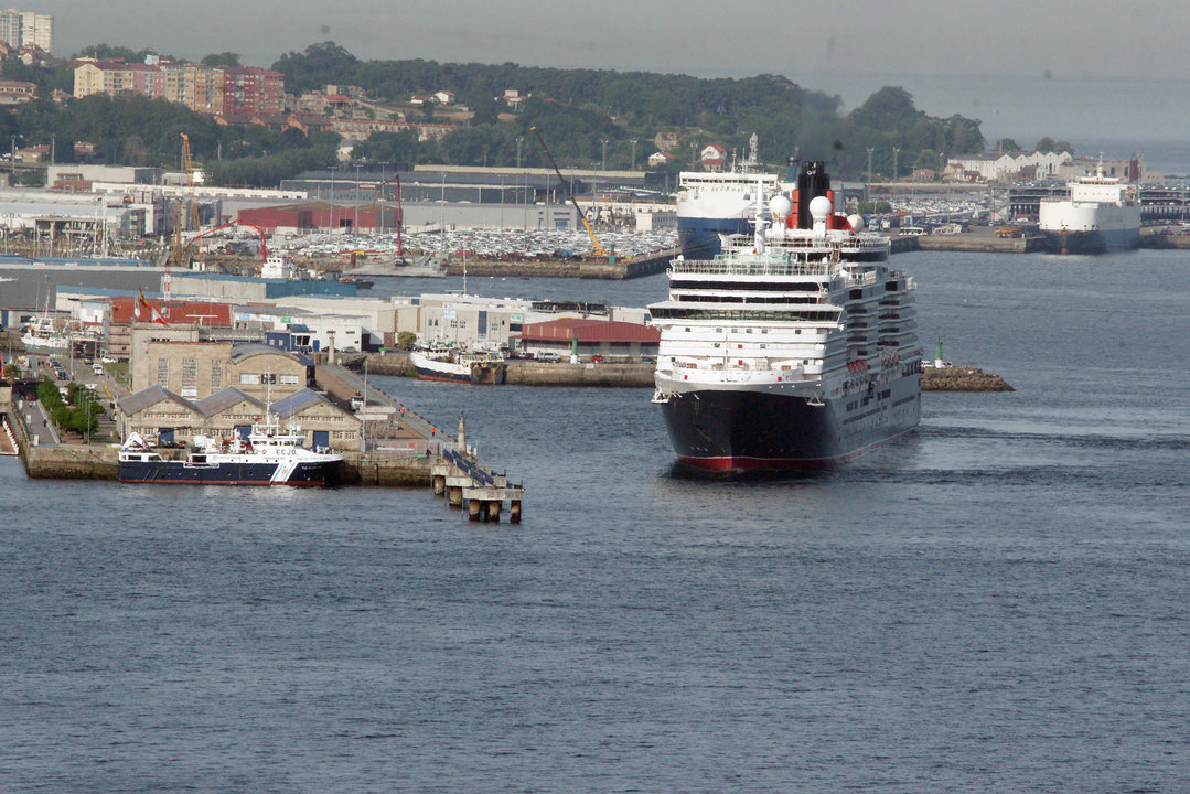 Más de cinco horas de atraque del “Queen Victoria” en Vigo // Vicente