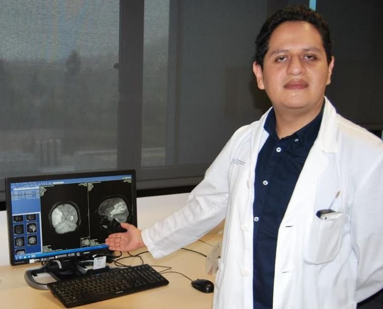 El doctor José Luis Thenier Villa muestra el impacto de los tumores tras las operaciones.