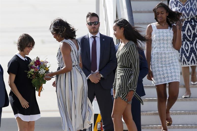 Marta Carreño, una adolescente de 14 años con discapacidad intelectual, obsequia a la primera dama de EEUU, Michelle Obama, con un ramo de flores
