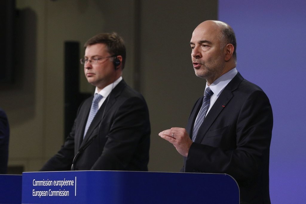 Pierre Moscovici,a la derecha, y Valdis Dombrovskis, explican la decisión de la Comisión europea.