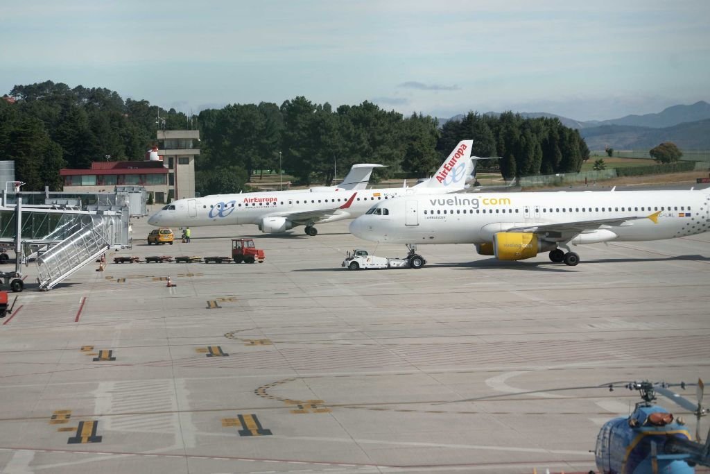 Aviones de Vueling y Air Europa sobre la pista de Peinador, que en julio incrementó de forma notable su actividad.