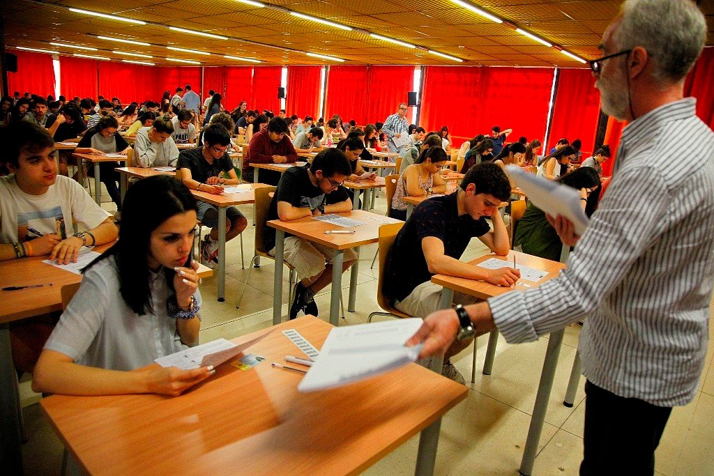 Estudiantes antes del comienzo de los exámenes en la última convocatoria de selectividad.