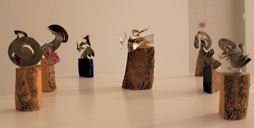 La muestra refleja la esencia de Silverio Rivas, pero con esculturas de pequeños tamaños en hojalata o materiales reciclados.