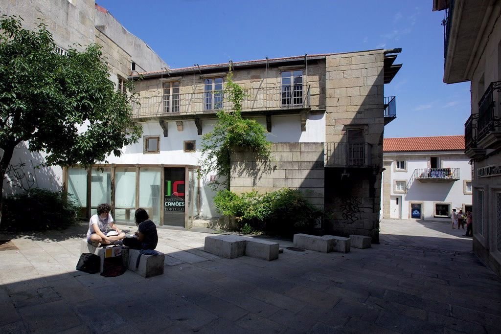 Dos de las actuaciones más características de Alfonso Penela: el Centro Tecnologico de la Universidad (Citexvi), con su llamativa forma. Y el edificio Arines, rehabilitado, el más antiguo de Vigo.