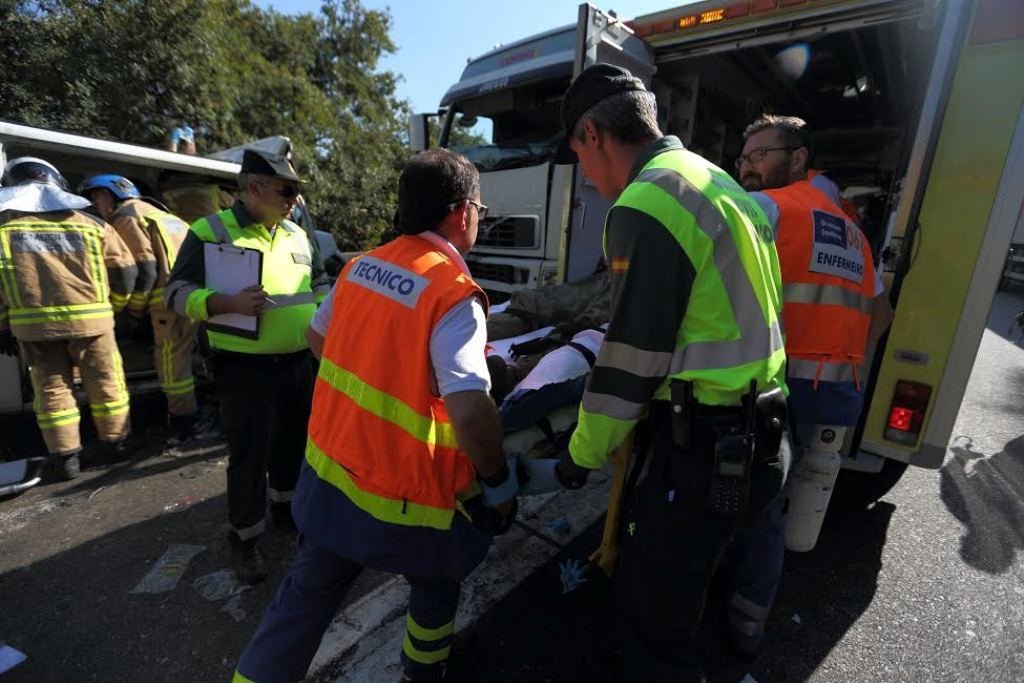 El equipo de sanitarios evacuando a una de las víctimas del accidente ocurrido en Redondela