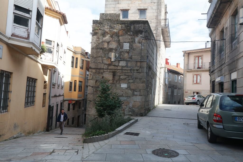 El Consorcio Casco Vello adjudicó la rehabilitación ayer de otro edificio, en el 12 de Subida ao Castelo. En la foto, edificios ya rehabilitados de Ferrería.