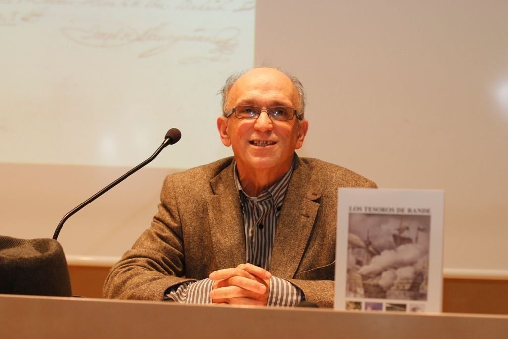 El historiador Ramón Patiño, con uno de sus libros.