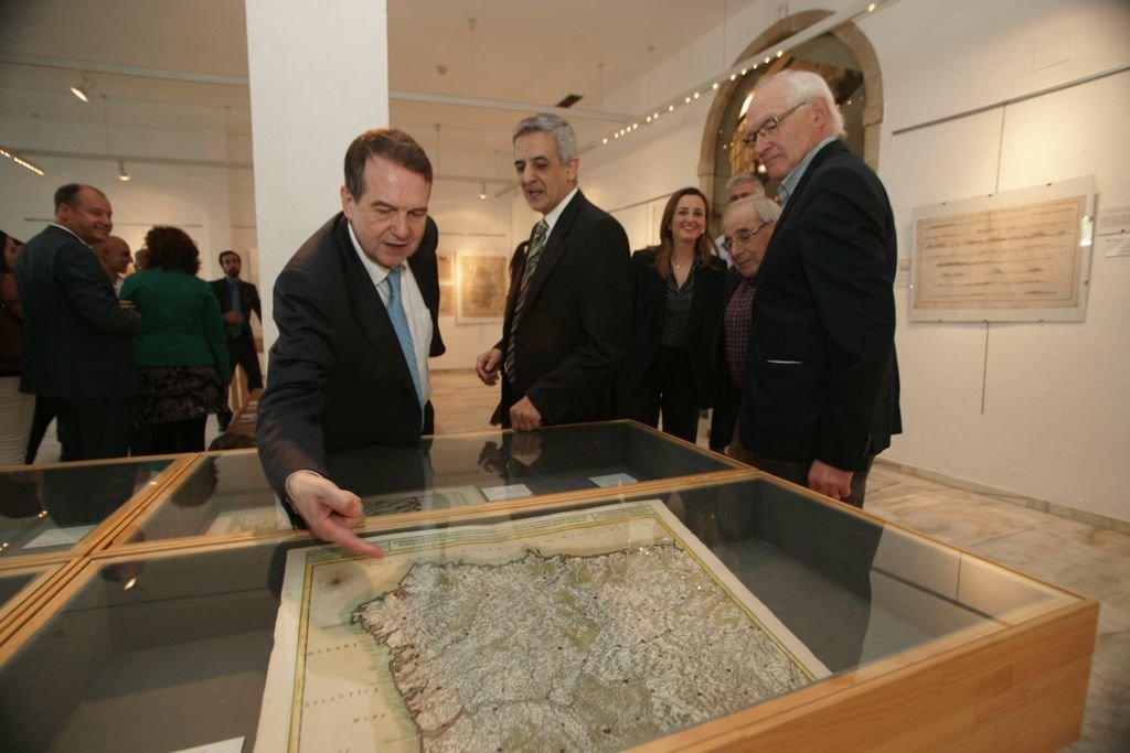 Abel Caballero, con el comisario Gonzalo Méndez, e Antón Vidal Andión, da Fundación Laxeiro, comentan un dos mapas da exposición.
