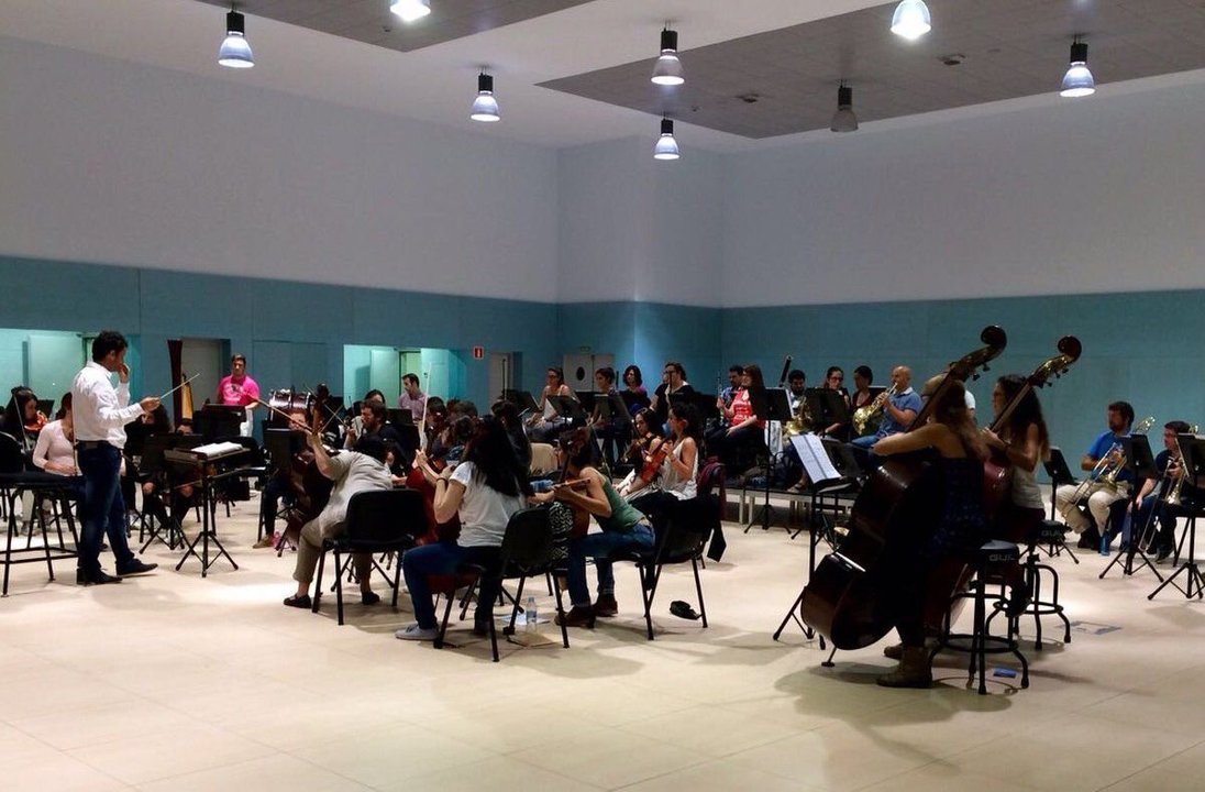 La orquesta está integrada por 72 jóvenes músicos procedentes de toda Galicia con una edad media de 17 años.
