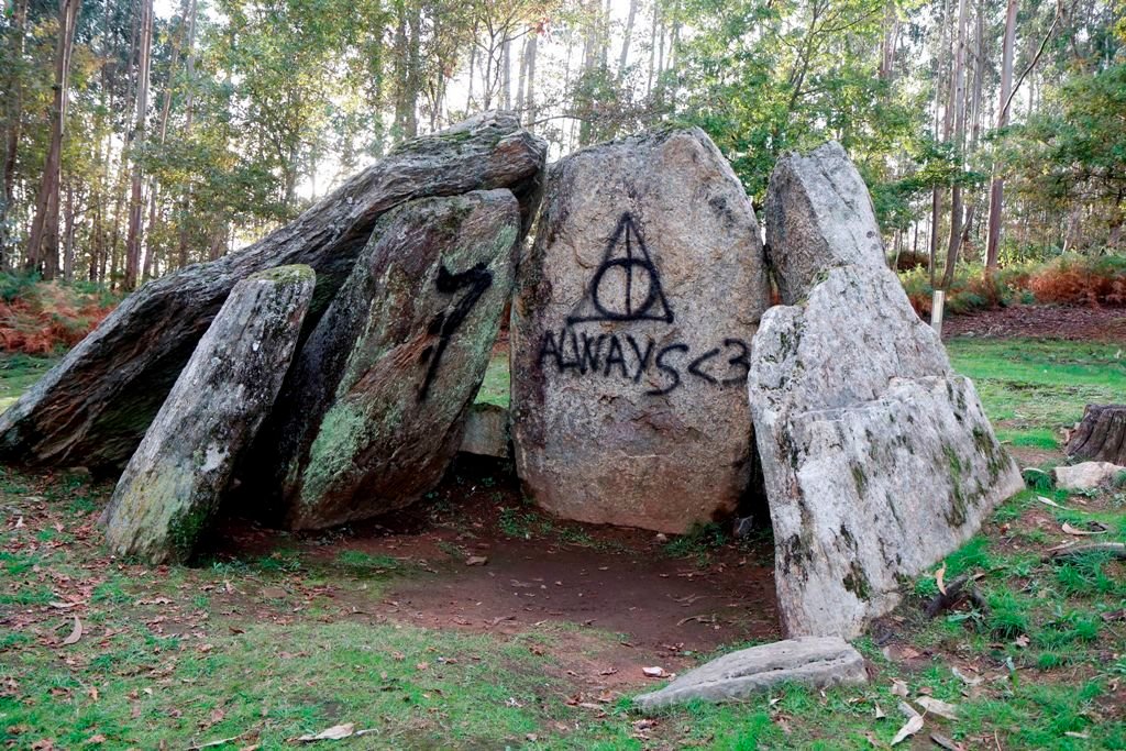 En la piedra central apareció el misterioso grafitti que reproduce  el símbolo de la novela de Harry Potter.