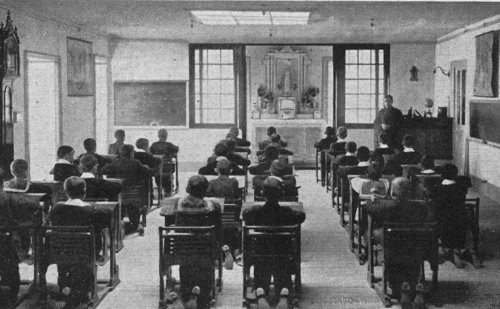 Capilla de los alumnos en 1918 en el colegio de Bellavista.