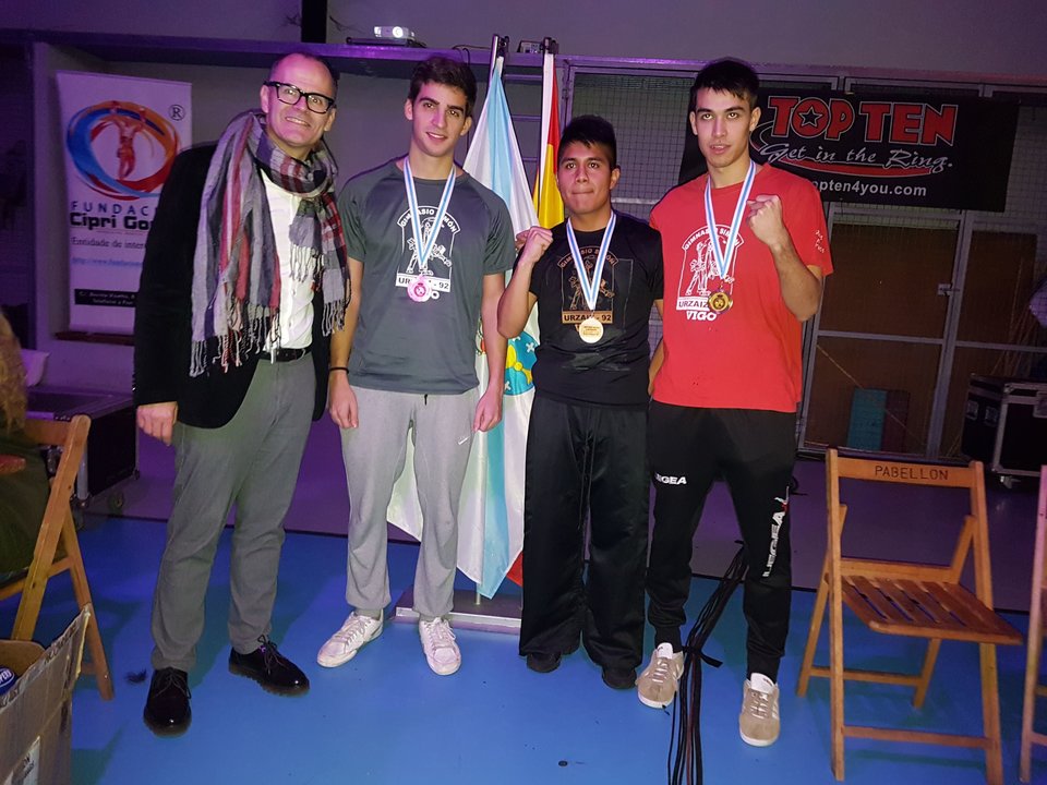 Los tres medallistas del Gimnasio Simón junto al alcalde de Ourense.