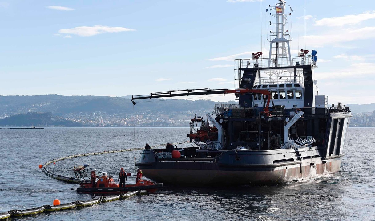 El Puerto de Vigo organizó un gran despliegue de medios en la ría para el simulacro.