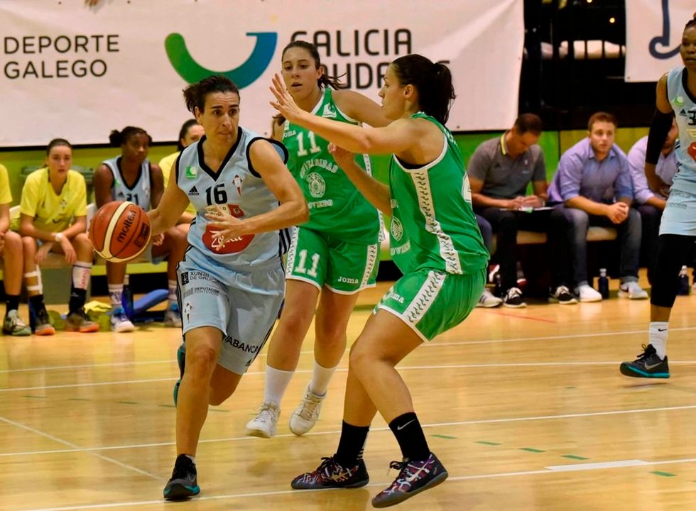 Ylenia Manzanares avanza con el balón en un partido de esta temporada en Navia.