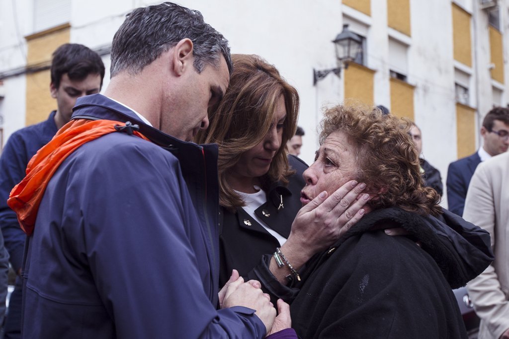 La presidenta andaluza, Susana Díaz, junto al alcalde de Marbella, José Bernal, consuelan a una mujer.