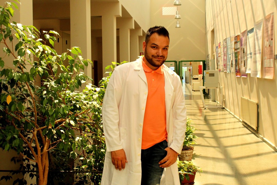 El investigador, en los pasillos de la Facultad de Ciencias.