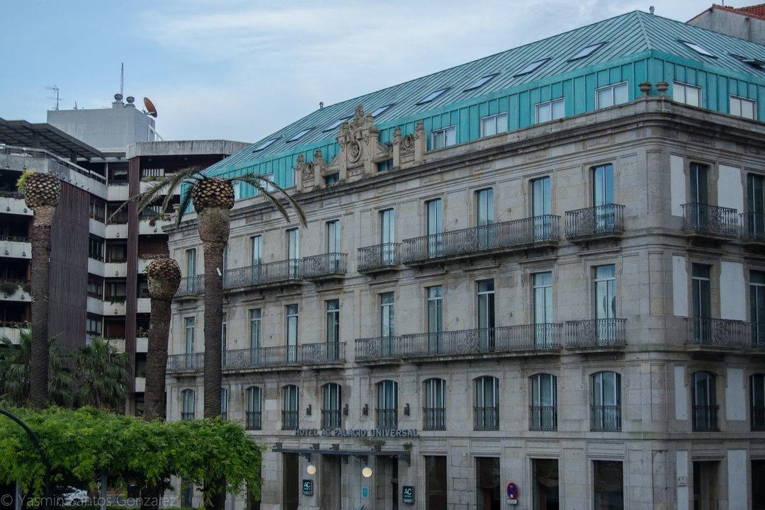 El Hotel Universal, con los restos de tres de las cuatro palmeras que lo adornaban.