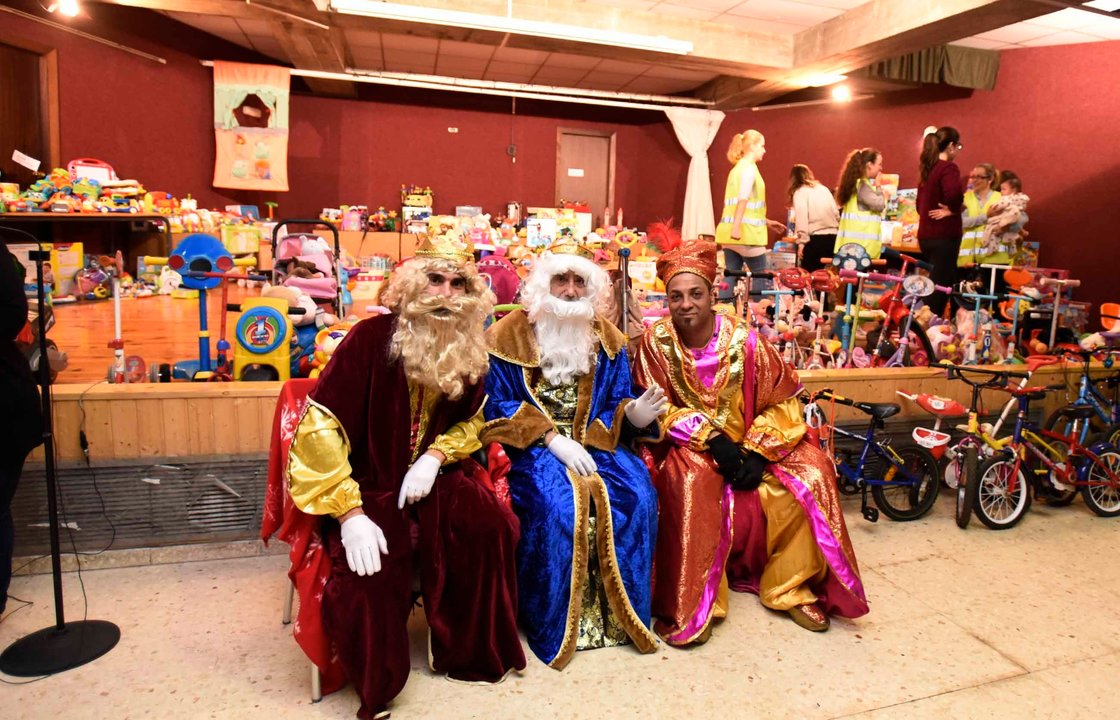 Los Reyes Magos hicieron la primera entrega del año entre los niños de Vida Digna.