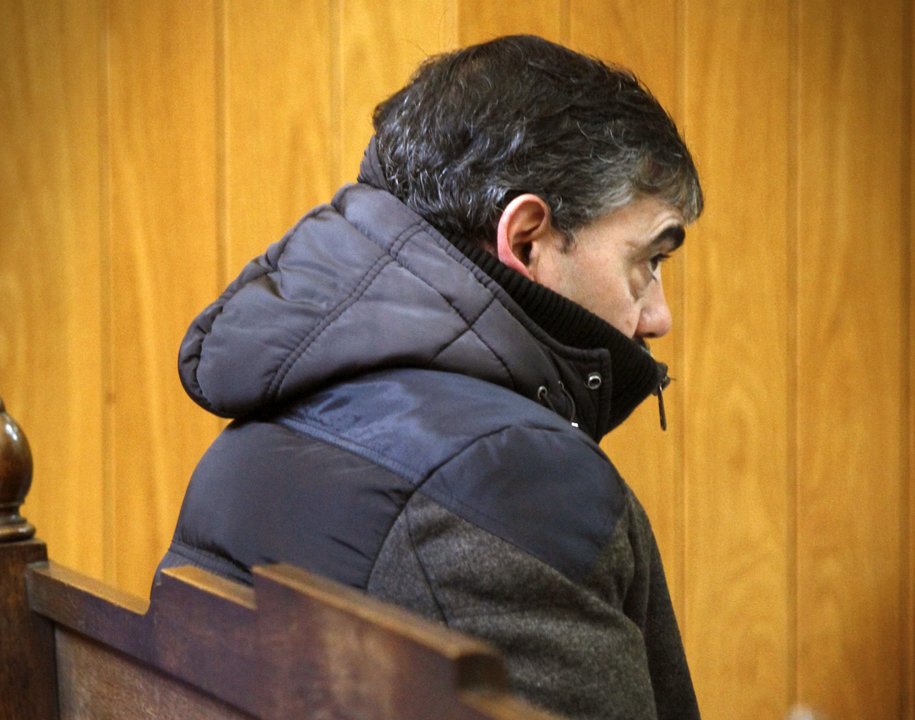 El acusado, en el banquillo de la Audiencia de A Coruña durante el juicio.