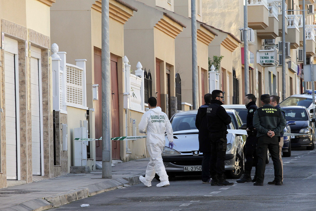 Agentes de la Guardia Civil y la Policía Local, ante la vivienda de la mujer asesinada en Huércal de Almería.