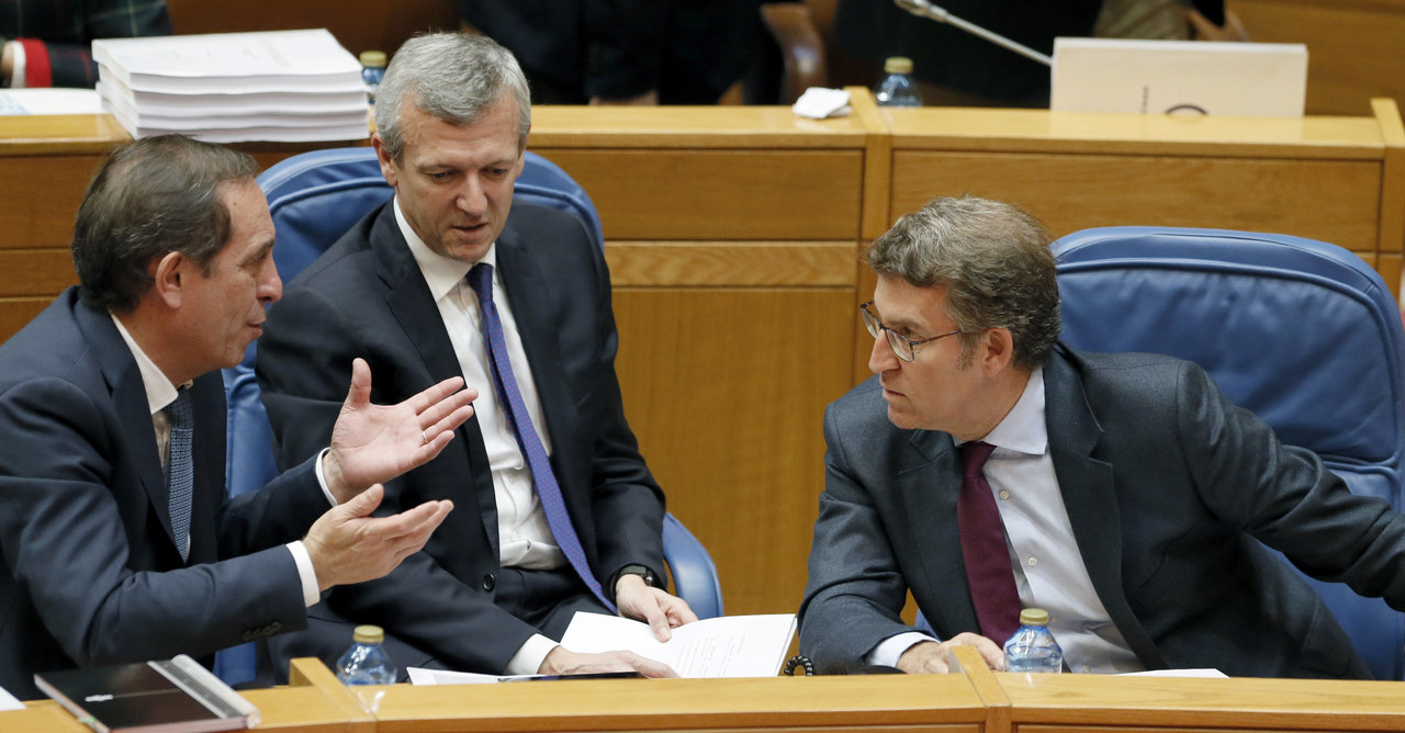Martínez conversa con Rueda y Núñez Feijóo en un receso del pleno en el Parlamento autonómico.