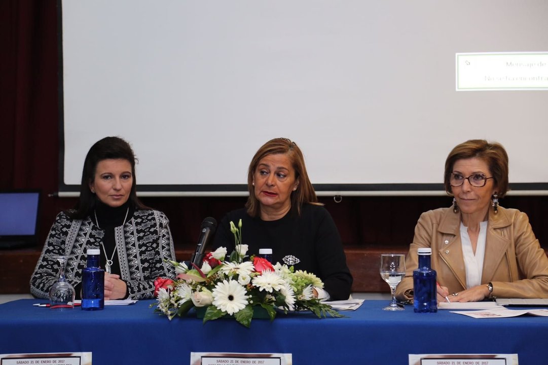 Carmela Silva entre la concejala de Igualdad de O Grove y la presidenta de Executivas de Galicia.