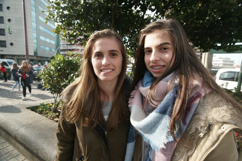 Anthía Espiñeira (i), de 20 años, milita en el Guardés y su hermana Sarai, de 16, destaca en el Carballal.
