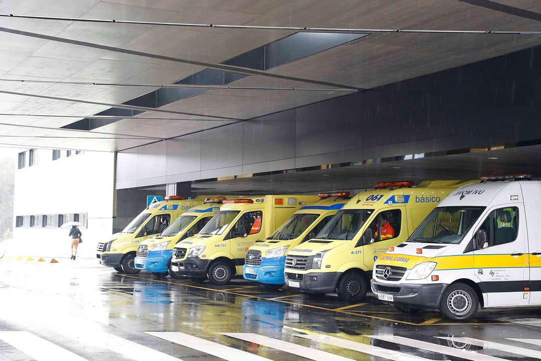 Grupo de ambulancias aparcadas ayer delante del Servicio de Urgencias del Álvaro Cunqueiro.