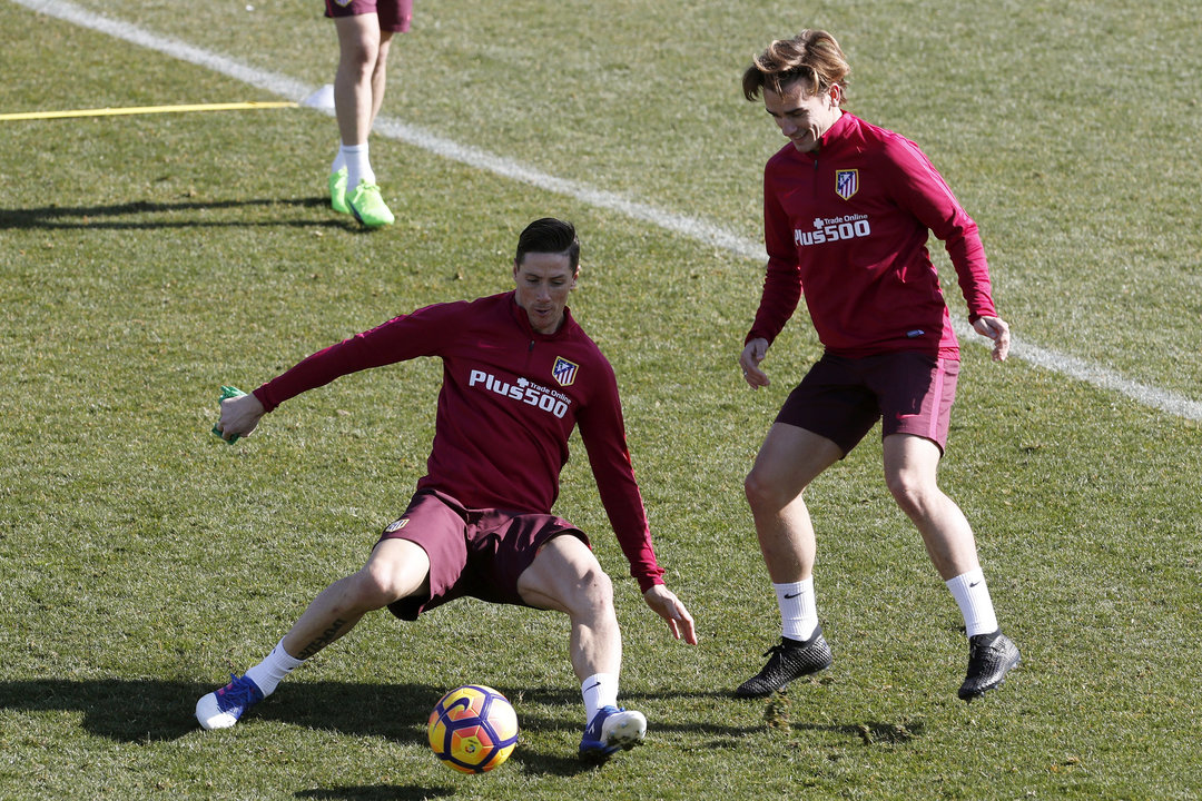 Fernando Torres y Griezmann, ayer, en el entrenamiento del Atlético.