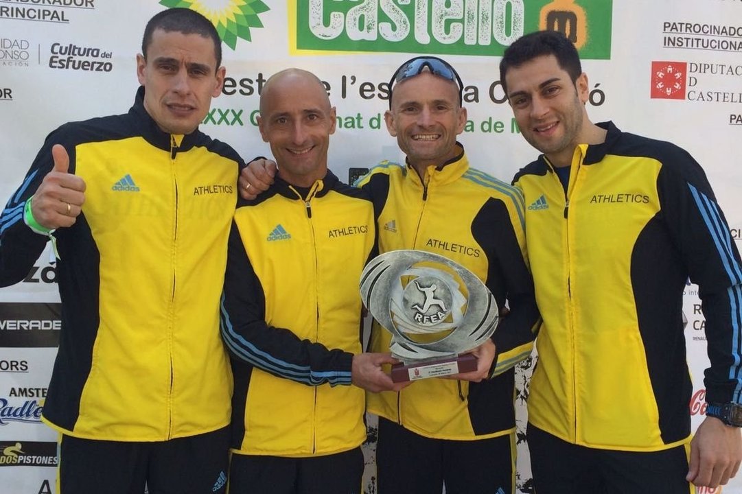 Los cuatro componentes del Fisioterapia San Lázaro posan en Castellón con el trofeo.