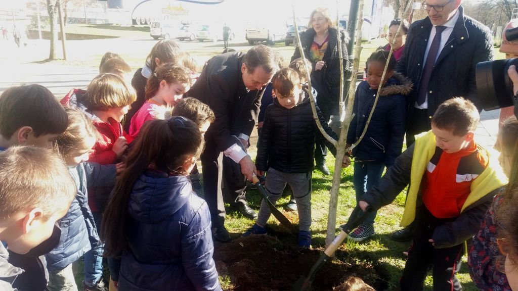 El alcalde, con niños del colegio Frián de Teis, ayer.
