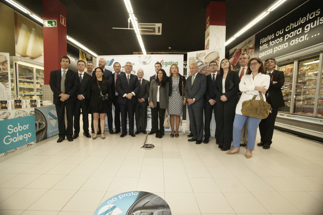 Directivos de Vegalsa Eroski y de la industria conservera se reunieron ayer en Vigo.